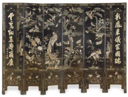 Lote 1395: Biombo chino de seis hojas de madera lacada en negro con decoración dorada y pintada e incrustación de nácar y piedras duras mediados S. XX.