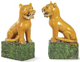 Lote 1397: Pareja de leones de Foo en loza vidriada, China S. XX.