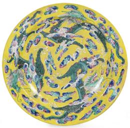 Lote 1398: Plato de porcelana china con vidriado amarillo y esmaltes polícromos pp. S. XX.