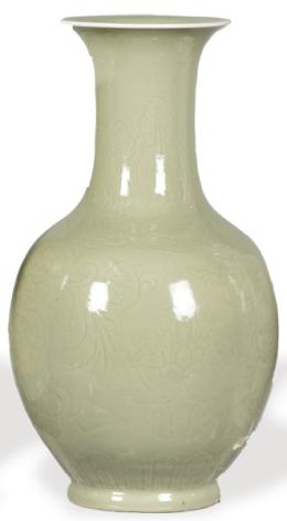 Lote 1400
Jarrón de porcelana china con vidriado celadón, China h. 1960-70.