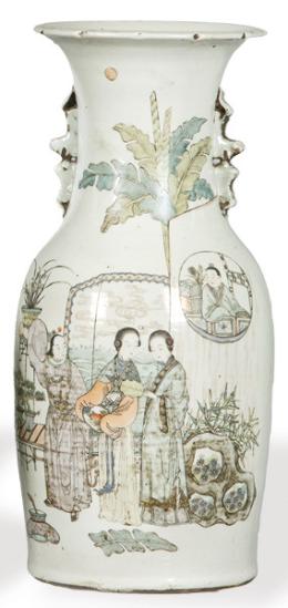 Lote 1401: Jarrón de porcelana china con esmaltes polícromos Dinastía Qing S. XIX