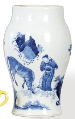 Lote 1408: Pequeño jarrón de porcelana china azul y blanco, Perido Transición h. 1640-50