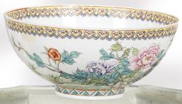 Lote 1409
Cuenco de porcelana china "cáscara de huevo" con esmaltes polícromos, con marca de sello de Qianlong h. 1970.