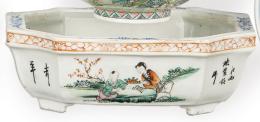 Lote 1410: Recipiente poligonal de porcelana china con esmaltes polícromos h. 1950-60.
