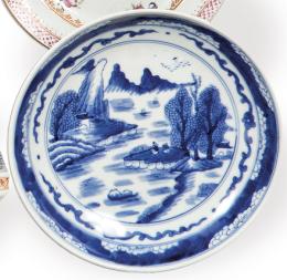 Lote 1412: Plato de porcelana china con decoración azul y blanco Dinastía Qing época Kangxi (1662-1722).