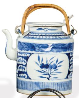 Lote 1419: Tetera con asas para colgar, en porcelana china azul y blanco,  Dinastía Qing S. XIX.