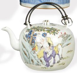 Lote 1422: Tetera de porcelana china con esmaltes polícromos con marca de Tongzhi 1862-1874