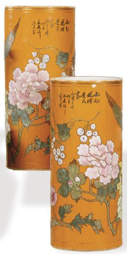 Lote 1424: Pareja de jarrones cilíndricos de porcelana china con esmaltes polícromos y vidriado naranja pp. S. XX.