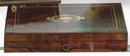 Lote 1451: Caja de juego de palosanto con marquetería de latón, Napoleon III, Francia h. 1860.