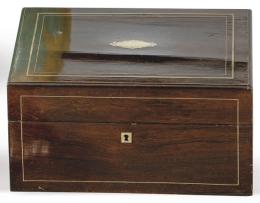 Lote 1453: Caja de palosanto con incrustaciones de latón, Francia S. XIX.