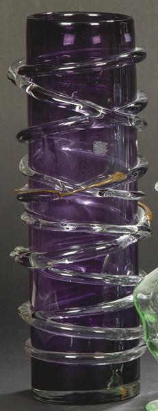 Lote 1469
Jarrón cilíndrico en cristal de Murano lila con hilos transparentes enrollados.