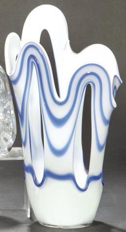 Lote 1472: Jarrón de cristal de Murano calado en opalina y azul.