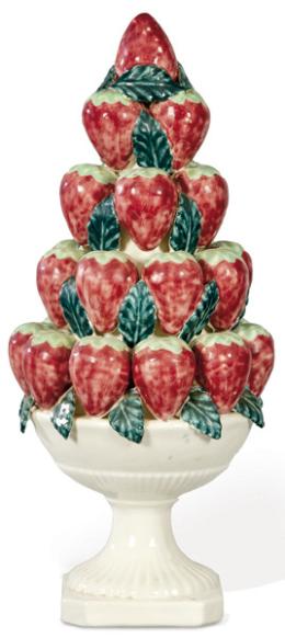 Lote 1478: Centro de mesa en forma de copa, con frutas y hojas en cerámica pintada y esmaltada de Manises.
Valencia, años 70
