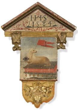 Lote 1487: Puerta de sagrario con Agnus Dei pintado y parte inferior y frontón añadidos de madera tallada y dorada, España S. XVII.
El frontón triangular con el anagrama de los Jesuitas y la fecha 1584