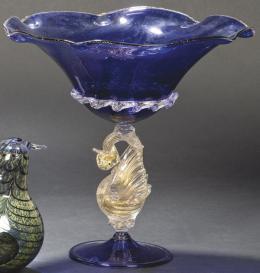 Lote 1494
Gran copa de cristal de Murano azul cobalto con vástago en forma de cisne con inclusión de polvo de oro.