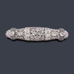 Lote 2052: Broche-barrita con decoración calada con diamantes talla antigua y rosa de aprox. 4,00 ct en total. Años '30.