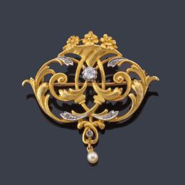 Lote 2056: Broche 'art nouveau' con diamante talla antigua y perlita en montura de oro amarillo de 18K.