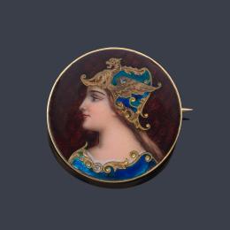 Lote 2057: Broche circular con Imagen de mujer clásica en esmalte policromado, en montura de oro amarillo de 18K.