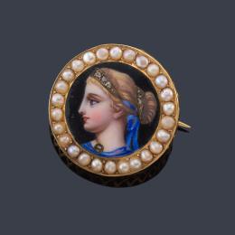 Lote 2058
Broche circular con rostro femenino clásico pintado a mano enriquecido con diamantes y orla de perlitas. Finales S. XIX.