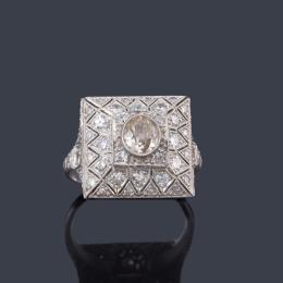 Lote 2066: Anillo con diamante talla antigua fancy de aprox. 0,50 ct con diseño geométrico cuajado de diamantes, en montura de platino.