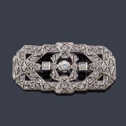 Lote 2068: Broche-placa con diamantes talla brillante y rosa en montura de platino. Años '50.