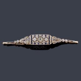 Lote 2078: Pulsera 'Art Decó' con diamantes talla antigua de aprox. 0,90 ct en total y bandas de zafiros calibrados. Circa 1925.
