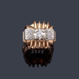 Lote 2093: Anillo retro con diamantes talla antigua en montura de oro rosa de 18K. Años '40.