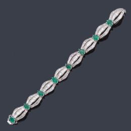 Lote 2110: Pulsera articulada con ocho esmeraldas talla oval de aprox. 6,90 ct y eslabones de diamantes talla baguette y trapecio de aprox. 8,46 ct en total.