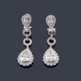 Lote 2117
Elegantes pendientes largos con pareja de diamantes talla perilla de aprox. 3,28 ct en total.