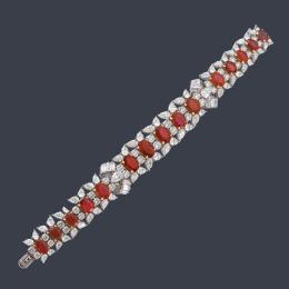 Lote 2118
ALDAO
Magnífica pulsera con frente de rubíes talla oval de aprox. 26,73 ct y diamantes talla brillante, perilla y baguette de aprox. 19,88 ct en total.