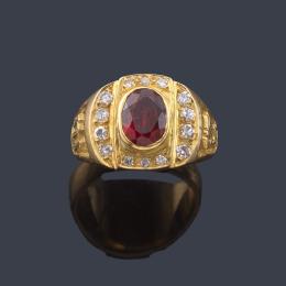 Lote 2124: Anillo con rubí talla oval de aprox. 1,20 ct con diamantes talla sencilla en ambos lados, en montura de oro amarillo de 18K.