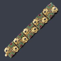 Lote 2127: Pulsera ancha con rubíes, zafiros y esmeraldas con diseño floral en montura de oro amarillo de 18K. Años '70.