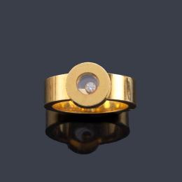Lote 2158: CHOPARD
Anillo de la colección 'Happy Diamonds' con brillante móvil en montura de oro amarillo de 18K.