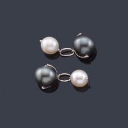 Lote 2192
Gemelos con dos perlas de Tahití y dos perlas cultivadas en montura de oro blanco de 18K.