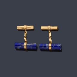 Lote 2195: Gemelos con dos barritas de lapislázuli realizado en montura de oro amarillo de 18K.