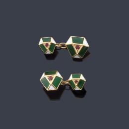 Lote 2202: LUIS GIL
Gemelos con diseño geométrico, con esmalte verde y blanco con rubíes.