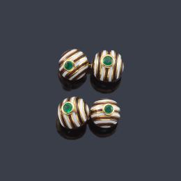 Lote 2204: LUIS GIL
Gemelos con motivos de media bola decorado con esmalte blanco y marrón, con esmeraldas.