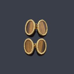 Lote 2206: LUIS GIL
Gemelos con diseño ovalado con pieza de cuarzo 'ojo de tigre' en montura de oro amarillo de 18K.