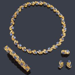 Lote 2211: Conjunto de collar, pulsera, pendientes y anillo con zafiros amarillos y azules de aprox. 92,33 ct en total y brillantes de aprox. 5,50 ct en total.