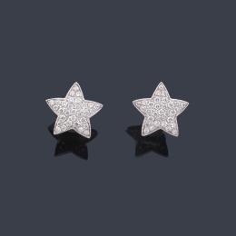 Lote 2220: Pendientes cortos con diseño de estrellas en pavé de brillantes.