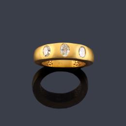 Lote 2221
Anillo con tres diamantes talla oval de aprox. 0,96 ct en total en montura de oro amarillo mate de 18K.