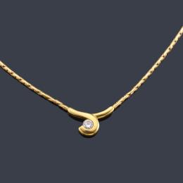 Lote 2222: Collar con brillante de aprox. 0,15 ct con cadena en forma de espiga realizada en oro amarillo de 18K.