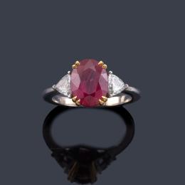 Lote 2249
Anillo con rubí talla oval de aprox. 4,01 ct y dos diamantes talla triángulo de aprox. 0,40 ct en total. Certificado C. Dunaigre Switzerland.