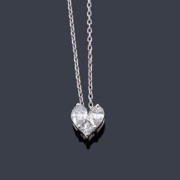 Lote 2256
Colgante con diseño de corazón con diamantes talla perilla y princesa de aprox. 0,47 ct en total.