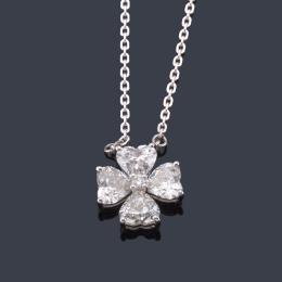 Lote 2259
Colgante en forma de trébol con cuatro diamantes talla corazón y brillantes en chatón de aprox. 1,18 ct en total.