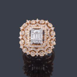 Lote 2274: Anillo con diamantes talla brillante y baguette de aprox. 1,60 ct en total.
