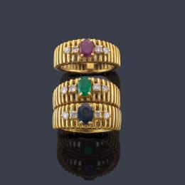 Lote 2284: Tres anillos con esmeralda, zafiro y rubí talla oval con brillantes en montura de oro amarillo de 18K.