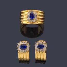 Lote 2287: Pendientes y anillo con zafiros talla oval y orla de brillantes en montura gallonada de oro amarillo de 18K.