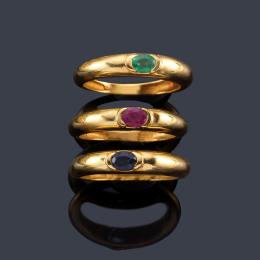 Lote 2288: Tres anillo con una esmeralda, rubí y zafiro en oro amarillo de 18K.