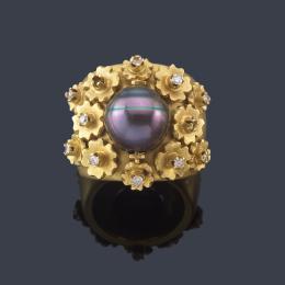 Lote 2293: Anillo con perla central de Tahití de aprox. 10,99 mm decorado con motivos florales con diamantes.